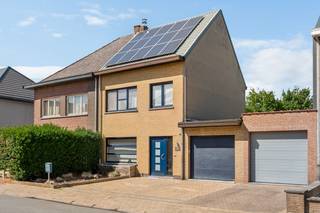 <p>Op een uiterst rustige locatie in Willebroek bevindt zich deze instapklare, gerenoveerde woning met oprit, ruime garage en een gezellige tuin. De woning combineert een aangename, residentiële ligging met een vlotte bereikbaarheid naar winkels, scholen, openbaar vervoer en belangrijke invalswegen.<br /><br />We betreden de woning via de inkomhal, die toegang biedt tot de gezellige leefruimte met houtkachel, die voor extra sfeer en warmte zorgt tijdens de koudere maanden. Aansluitend bevindt zich de volledig ingerichte keuken. Naast de keuken bevinden zich twee praktische bergingen, ideaal voor extra voorraad- en opbergruimte. Vanuit de eetkamer geniet u van een prachtig zicht op de tuin en heeft u rechtstreeks toegang tot het terras. Achteraan in de tuin bevindt zich een gezellige overdekte zithoek, de ideale plek om in alle rust te ontspannen.<br /><br />Op de eerste verdieping bevinden zich twee ruime slaapkamers en een badkamer. Via een vaste trap bereikt u de volledig afgewerkte zolderverdieping, ingericht als een bijzonder ruime derde slaapkamer.<br /><br />Ook op vlak van energie scoort deze woning uitstekend. De recente hoogrendementsgasketel, 15 zonnepanelen en de dakisolatie zorgen voor een gunstig EPC en een energiezuinig wooncomfort. Zijwaarts aan de woning bevindt zich bovendien een ruime garage met plaats voor twee wagens achter elkaar, aangevuld met een private oprit.<br /><br />Bent u op zoek naar een instapklare woning met drie ruime slaapkamers, een grote garage en een rustige ligging in Willebroek? Contacteer ons via 0473/27 88 57 of neem een kijkje op www.boonstravastgoed.be.<br />Bijzonderheden:<br /><br />• Gunstig EPC<br />• 3 ruime slaapkamers<br />• Garage voor 2 wagens, oprit <br /> </p>