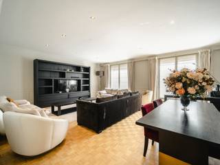 In the immediate vicinity of the Bois de la Cambre, within a private and secure enclosure, discover this elegant furnished flat of ± 152 m² (according to PEB), located on the first floor of the Vendôme residence. A true haven of tranquillity in the heart of the city.<br /><br />The flat opens onto a spacious entrance hall with cloakroom and guest toilet. The fully equipped kitchen enjoys a pleasant view of the green spaces. Adjacent to this, the dining room and bright living room open onto a balcony. The sleeping area consists of two bedrooms, each with built-in wardrobes and its own private bathroom. The luxury residence also offers exclusive access to a gym reserved for residents.<br /><br />Other advantages: PEB D-, optional underground parking space (€50,000), laundry room and private cellar, concierge and enhanced security, gym reserved for residents.<br /><br />Le Square du Bois enjoys an exceptional location on the edge of the Bois de la Cambre, in a quiet and unspoilt environment. Avenue Louise, with its shops and amenities, is in the immediate vicinity, as is public transport, offering quick and easy access to the city centre.<br /><br />For further information, please contact Salomé Philippart on +32 (0) 472 62 83 17.