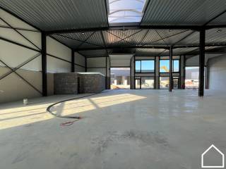 Moderne KMO-unit met uitstekende bereikbaarheid en een totale oppervlakte van 456m².Op slechts 10 minuten rijden van Ieper bevindt zich deze...