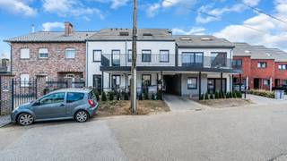 <p><strong>Stijlvol en ruim duplex appartement met 3 slaapkamers, 3 badkamers en zonnig terras in hartje Maasmechelen</strong></p>
<p>In het centrum van Maasmechelen, op een toplocatie aan de Talderstraat, bevindt zich dit uitzonderlijk verzorgde duplex appartement. Hier woon je op wandelafstand van winkels, scholen, horeca en vrijetijdsmogelijkheden, met een vlotte verbinding naar de autostrade en openbaar vervoer.</p>
<p>Dit instapklare appartement combineert ruimte, comfort en een doordachte indeling met een moderne afwerking.</p>
<p>De eerste verdieping verwelkomt je in een lichtrijke leefruimte met open keuken, waar grote raampartijen zorgen voor een aangename sfeer. De keuken is volledig uitgerust met kwalitatieve toestellen, waaronder een inductiekookplaat, koelkast, afwasmachine, combi-oven en dampkap. Vanuit de leefruimte heb je directe toegang tot het ruime en zonnige terras – een ideale plek om te ontspannen.</p>
<p>Op deze verdieping bevinden zich verder:</p>
<ul>
<li>een eerste volwaardige slaapkamer met toegang tot het terras</li>
<li>een stijlvolle badkamer met inloopdouche en regendouche</li>
<li>een apart gastentoilet</li>
<li>een praktische berging/wasruimte</li>
</ul>
<p>De tweede verdieping biedt een bijzonder niveau van comfort met twee ruime slaapkamers, elk voorzien van een eigen badkamer:</p>
<ul>
<li><strong>Master bedroom</strong> met inloopkast, dakraam en een luxueuze badkamer uitgerust met ligbad, lavabo en toilet</li>
<li><strong>Derde slaapkamer</strong> met dakraam en een eigen badkamer met douche en lavabo, aangevuld met een apart toilet</li>
</ul>
<p>Deze indeling maakt het appartement uitermate geschikt voor gezinnen, co-housing of wie houdt van extra privacy en comfort.</p>
<p><strong>Extra troeven:</strong></p>
<ul>
<li>Privatieve parkeerplaats achter het gebouw (nr. 3)</li>
<li>Kelderberging voor extra opslagruimte</li>
<li>Hoogwaardig en instapklaar afgewerkt</li>
<li>Ruimtelijk gevoel en veel lichtinval</li>
<li>Centrale ligging met alle voorzieningen binnen handbereik</li>
</ul>
<em><br /></em>
<p><em> </em></p>
<p><em>STEDENBOUWKUNDIGE INFORMATIE:</em><em><br />- Stedenbouwkundige vergunning ontvangen : JA<br />- Stedenbouwkundige bestemming: Woongebieden<br />- Verkavelingvergunning: NEEN<br />- Voorkooprecht RUP: NEEN<br />- Dagvaarding en herstelvordering voor inbreuk op de stedenbouwkundige voorschriften: JA (vraag naar informatie – zie stedenbouwkundig uittreksel)</em></p>
<p><em>- Bestuursmaatregelen in het maatregelenregister: NEEN<br />- Overstromingsgevoeligheid van uw vastgoed:<br />P-score:<span> B</span><br />G-score:<span> A</span><br />EPC:<span> B </span>label,<span> 145 </span>kWH/m²</em></p>
<p><em>KI: 817 euro</em></p>
<p><em> </em></p>
<p><strong>Een unieke kans voor wie op zoek is naar comfortabel en zorgeloos wonen op een toplocatie.</strong></p>
<p>Wenst u graag een kijkje te nemen in deze parel? Contacteer ons dan snel op 089 20 61 11 of via office@immofusion.be en peter@immofusion.be</p>