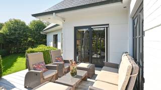 Alleenstaande villa in een rustige, residentiële wijk nabij het centrum van Knokke.<br /><br />De villa ligt op een perceel van 1.055 m² en heeft een royale bewoonbare oppervlakte van 368 m². Dankzij de rustige ligging en de uitstekende privacy is dit de ideale plek om volledig tot rust te komen.<br /><br />U betreedt de villa via een statige inkomhal met een imposante trap, gastentoilet en vestiaire. De lichtrijke woonkamer met sfeervolle open haard staat in directe verbinding met de eetkamer, waar u geniet van een prachtig zicht op de perfect onderhouden tuin en meerdere zonnige terrassen. De afzonderlijke, volledig uitgeruste keuken met gezellige ontbijthoek biedt alles wat u nodig heeft. Aansluitend bevindt zich een ruime berging en een inpandige garage voor twee wagens, evenals een technisch lokaal.<br /><br />Op het gelijkvloers is er tevens een bureau dat eventueel als extra slaapkamer kan worden gebruikt.<br /><br />De eerste verdieping biedt drie ruime slaapkamers, waaronder de luxueuze master bedroom met een ensuite badkamer en toegang tot een zonovergoten dakterras. Daarnaast is er een apart gastentoilet en een tweede, luxueus ingerichte badkamer.<br /><br />De villa beschikt over een ruime oprit met plaats voor vier wagens, en de prachtig aangelegde tuin rondom de woning biedt volop ruimte om te genieten van de rust en natuur.<br /><br />Kortom, een stijlvolle en uiterst goed onderhouden villa op een toplocatie in Knokke, die zowel comfort als privacy garandeert. Ideaal voor wie op zoek is naar een rustige en luxueuze woonervaring!