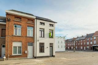 <p><span>Gerenoveerde woning met 4 slaapkamers in Mechelen</span></p><p><span> </span></p><p><span>Deze ruime en volledig gerenoveerde woning bevindt zich in de Smisstraat te Mechelen, op een uitstekende locatie nabij het stadscentrum. Winkels, scholen en openbaar vervoer zijn bereikbaar op wandel- en fietsafstand. Ook het station van Mechelen, de Vaart en het recreatiedomein De Nekker zijn makkelijk bereikbaar. Bovendien geniet de woning van een vlotte verbinding naar Antwerpen en Brussel.</span></p><p><span> </span></p><p><span>Bij het betreden van de woning wordt u verwelkomd in een </span><span>lichtrijke inkomhal</span><span> met gastentoilet. De gelijkvloerse verdieping vormt het hart van de woning en beschikt over een </span><span>volledig geïnstalleerde keuken</span><span>, een grote eetkamer en een ruime woonkamer . Dankzij de grote raampartijen geniet de leefruimte van veel natuurlijk licht. Vanuit de woonkamer heeft u bovendien rechtstreeks toegang tot het volledig </span><span>privatieve terras</span><span>. De eerste verdieping is voorzien van </span><span>twee ruime slaapkamers</span><span>, een volledig geïnstalleerde badkamer met </span><span>ligbad en inloopdouche</span><span>, en een praktische berging met aansluitening voor wasmachine en droogkast. De tweede en tevens hoogste verdieping biedt nog </span><span>twee ruime slaapkamers</span><span>, waardoor de woning zeer veel mogelijkheden krijgt.</span></p><p><span> </span></p><p><span>Momenteel beschikt deze woning over een </span><span>EPC B</span><span>. Eenmaal de bouw naast de woning er staat, geniet u zelfs van een </span><span>EPC A</span><span>.</span></p><p><span> </span></p><p><span>Indeling:</span></p><p><span>Gelijkvloers</span></p><p><span>- Inkomhal</span></p><p><span>- Keuken</span></p><p><span>- Eetkamer</span></p><p><span>- Woonkamer</span></p><p><span>- Gastentoilet</span></p><p><span>- Terras</span></p><p><span> </span></p><p><span>Eerste verdieping</span></p><p><span>- Slaapkamer 1</span></p><p><span>- Slaapkamer 2</span></p><p><span>- Badkamer</span></p><p><span>- Berging</span></p><p><span> </span></p><p><span>Tweede verdieping</span></p><p><span>- Slaapkamer 3</span></p><p><span>- Slaapkamer 4</span></p><p><span> </span></p><p><span>Troeven</span></p><p><span>- 4 ruime slaapkamers</span></p><p><span>- Zonnepanelen</span></p><p><span>- Centrale locatie</span></p>