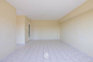 Rustig gelegen, lichtrijk appartement op de 3de verdieping van een verzorgd gebouw met lift. Het appartement beschikt over 2 slaapkamers, een geïnstalleerde keuken en een aangenaam terras. Onmiddellijk beschikbaar. Bushalte Peter Benoit bevindt zich op slechts 200 m.De maandelijkse lasten bedragen €140, voornamelijk voor het privatief verbruik van koud en warm water en verwarming.Mogelijkheid om afzonderlijk een binnenparking te huren.Ideaal voor wie rustig wil wonen, met vlotte bereikbaarheid.