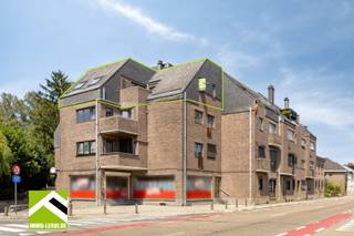 Dit appartement is gelegen op de derde en bovenste verdieping van een kleinschalig appartementsgebouw op de hoek van de Bilzersteenweg met de Cesarlaan. Goed bereikbaar en op korte wandelafstand van het stadscentrum.<br /><br />INDELING: <br />x mooie inkomhal met ruimte voor vestiaire en het gastentoilet; <br />x aparte ingerichte keuken met raam aan de voorgevel en raam aan het terras; <br />x ruime woonkamer met groot raam naar het gezellig zonneterras; <br />x nachthal met bergruimte; <br />x 2 grote slaapkamers; <br />x badkamer met dubbele lavabo, bad met douchewand, toilet en bidet + aansluitingen voor wasmachine. <br /><br />EXTRA: Je kijkt in elke kamer uit over de gebouwen en tot aan het groene Beukenberg. <br /><br />x aparte berging in de kelder; <br />x private autostaanplaats in de parkeergarage met toegang tot de lift. <br /><br />Ook interessant appartement voor verhuur!<br /><br />INTERESSE? Maak dan telefonisch een afspraak voor bezichtiging op ons nummer 012 23 00 23 of mail uw vragen aan roland@immo-leroi.be.