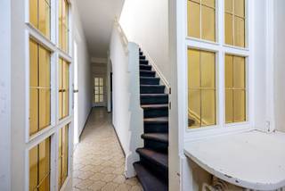 Bent u op zoek naar een woning met karakter, ruimte en toekomstpotentieel? Dan zal deze charmante woning u ongetwijfeld weten te bekoren. Achter de authentieke gevel schuilt een warme thuis met een unieke uitstraling, gekenmerkt door hoge plafonds, ruime leefruimtes en een aangename lichtinval.<br /><br />Bij het binnenkomen wordt u verwelkomd in een stijlvolle inkomhal met fraaie trappenhal en apart gastentoilet. Vanuit de hal bereikt u de ruime en lichtrijke woonkamer, die uitkijkt op de veranda en een aangename verbinding vormt met de tuin. Aansluitend bevinden zich de tweede leef-/eetruimte en de keuken, uitgerust met een dubbele spoelbak, vierpits gasfornuis met oven, dampkap en praktische inbouwkasten.<br /><br />Een absolute troef van deze woning is de uitzonderlijk ruime veranda, een heerlijke plek om het hele jaar door te genieten van het uitzicht op de tuin. Buiten wacht een verzorgde, aangelegde tuin met een gezellig overdekt terras en een tuinhuis: ideaal voor ontspanning, tuinliefhebbers of gezellige momenten met familie en vrienden.<br /><br />Op de eerste verdieping bevinden zich drie slaapkamers, waarvan één kamer voorzien is van praktische maatkasten. De badkamer beschikt over een ligbad, wastafel en toilet.<br />Daarnaast is er een ruime kelder met aansluitingen voor een wasmachine en droogkast, wat extra bergruimte en gebruiksgemak biedt.<br /><br />Troeven<br />✔ Authentieke oud-herenhuissfeer met hoge plafonds<br />✔ EPC-score C mogelijk mits dakisolatie<br />✔ Recent opgefrist (nieuwe ramen, elektriciteit en CV-ketel) <br />✔ Praktische en ruime kelder<br />✔ Woning met karakter én toekomstpotentieel<br />✔ Groene omgeving: de woning kijkt uit op domein Ertbrugge<br />✔ Interessant uitbreidingspotentieel: in het verleden werd een vergunning voor een extra verdieping goedgekeurd (onder voorbehoud van een nieuwe vergunningsprocedure)<br /><br />Interesse? Contacteer One vastgoed voor meer informatie of een bezoek via 03 360 85 30. Wij begeleiden u graag ter plaatse.
