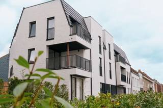 <strong>2 slaapkamer appartement met 2 terrassen en staanplaats</strong><br />Prijs 945 € + 50 € syndic/maand (staanplaats inbegrepen)<br />Volledig geschilderd en instapklaar vanaf 1-1-2027<br />In het absolute centrum van Kuurne, op de hoek van de 12de Liniestraat en de Koning Albertstraat kun je deze kleine Residentie vinden. deze kleinschalige residentie.<br />Appartement, elk voorzien van de allernieuwste technieken:<br /> - vloerverwarming,<br />- warmtepomp,<br />- zonnepanelen,<br />- hoogwaardige isolatie & dubbel glas<br />- akoestische voorzieningen, <br />- ventilatiesysteem <br />- etc...<br />Er is een kleine gemeenschappelijke buitenzone, lekker in het groen. Tevens is er een staanplaats voor de wagen op de gelijkvloerse verdieping en een fietsenberging.