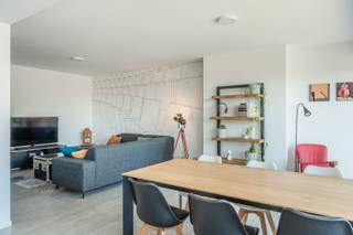Volledig gerenoveerd, instapklaar 2-slaapkamerappartement met zonnig terras en open zicht Met de lift naar boven komt u in dit volledig gerenoveerde appartement waar licht, ruimte en comfort centraal staan. Dankzij de grote ramen en het open karakter geniet u hier de hele dag door van een aangename natuurlijke lichtinval en een ruimtelijk gevoel. De leefruimte vormt het hart van het appartement. De inkomhal met ingemaakte vestiairekast, gezellige zithoek, eethoek en open keuken vloeien harmonieus in elkaar over. Ook de badkamer is bijzonder praktisch ingericht. U beschikt over plaats voor een wasmachine en droogkast, een grote lavabo, handdoekradiator en een moderne inloopdouche. Het toilet bevindt zich apart, wat extra comfort biedt. Achteraan bevinden zich de twee slaapkamers, beide met grote ramen en veel lichtinval. De master bedroom is 15m² en de tweede kamer is 11 m². Het terras is over de volledige gevelbreedte. Hier geniet u van een open zicht en een heerlijk buitengevoel. Extra troef is de praktische berging van 4m2 op het gelijkvloers. De ligging is uitstekend, met een Mobiscore van 9,6/10. Scholen, parken, winkels en openbaar vervoer bevinden zich op wandelafstand. Met stadsfietsen vlakbij, bussen die voor de deur stoppen en een tramhalte om de hoek bent u ook zonder auto bijzonder mobiel. Beschikt u wel over een wagen? Dan kunt u die altijd op maximaal vijf minuten wandelen van de woning parkeren. Bovendien ligt de op- en afrit van Borgerhout vlakbij, waardoor u vlot verbonden bent met de rest van de stad en daarbuiten. De levendige straat hoeft geen bezwaar te zijn: dankzij de ligging op hoogte, het open uitzicht en de hoogwaardige dubbele beglazing ervaart u in dit appartement opvallend veel rust en comfort. Een ideale woonst voor wie op zoek is naar een instapklaar appartement met veel licht, ruimte, een terras en een uitstekende bereikbaarheid. Interesse? Neem gerust contact op om uw bezoek in te plannen.