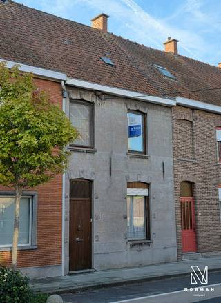 OPEN HUIS ZATERDAG 10/10 van 9u30 tot 10u30 - kom deze woning ontdekken!<br /><br />Centraal gelegen woning met uitweg achteraan het perceel via garage/atelier van 50m² te Kuurne!<br /><br />Deze te renoveren woning heeft een aangename en lichtrijke leefruimte, die aansluit op de praktische keuken met toegang tot het terras. Op het gelijkvloers bevinden zich ook nog de badkamer en een extra berging, die perfect kan omgevormd worden tot wasplaats.<br /><br />Op het eerste verdiep zijn er 3 slaapkamers. De zolder is op vandaag te betreden via een luik. Gezien de grootte en hoogte van de zolder bestaat de mogelijkheid om mits de nodige aanpassingswerken hier bijkomende slaapkamer(s)/hobbykamer te maken. <br /><br />Verder beschikt de woning over een zuid-gericht tuintje met terras. Aan de achterkant van de tuin is er toegang tot een grote garage/atelier van zo'n 50m², waarvan de inrijpoort (290b x 250h) uitgeeft op de Verbindingsweg. <br /><br />De woning wordt verwarmd op gaskachels.<br /><br />PLUSPUNTEN:<br />+ centrale ligging<br />+ grote garage/atelier met inrijpoort via achterliggende straat<br />+ dakisolatie 18 cm <br />+ zuidgerichte tuin