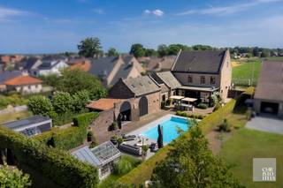 Indeling hoofdgebouwOp het gelijkvloers bevindt zich een ruime inkomhal met vestiaire en gastentoilet. Deze verleent enerzijds toegang tot een ruim...