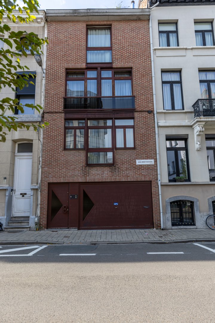 Ruime gezinswoning van 364 m² met garage in hartje centrum - foto 1