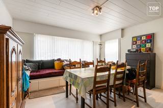 Dit gelijkvloerse appartement met garage, terras, tuin en zolder is gelegen in een rustige straat nabij het centrum van Wondelgem. Dankzij de gunstige ligging bevinden tal van buurtwinkels, supermarkten en andere dagelijkse voorzieningen zich op wandelafstand. Het centrum van Gent bereikt u bovendien in ongeveer 15 minuten met de fiets. Ook de R4 is vlot bereikbaar en in de nabije omgeving is er een ruime keuze aan openbaar vervoer.<br /><br />Het gerenoveerde appartement beschikt over een lichtrijke woonkamer, een keuken,twee slaapkamers en een badkamer. Aansluitend aan de slaapkamer bevindt zich een aangename veranda die toegang biedt tot de buitenruimte. Als extra troef beschikt de woning over een ruime zolderruimte, die extra opbergruimte biedt. <br /><br />Buiten beschikt het appartement over een privatieve tuin en een terras, waar u in alle rust kunt genieten van de buitenlucht. Daarnaast is er een ruime garage aanwezig, wat zorgt voor extra comfort en praktische bergruimte.<br /><br />Troeven:<br /><br />Gelijkvloers appartement<br />Privatieve tuin en terras<br />Nieuwe keuken, badkamer en vloeren<br />Ruime garage<br />Rustige en gunstige ligging<br />Openbaar vervoer op wandelafstand<br />Vlotte verbinding met de R4<br />Centrum van Gent op ca. 15 minuten fietsen<br /><br />Momenteel verhuurd. Het appartement zal vrij zijn vanaf 31/01/2027.<br /><br />Er staat momenteel ook nog een ander pand te koop in hetzelfde gebouw, waardoor dit pand ook interessant kan zijn als kangoeroewoning : https://topvastgoed.be/property/7852886/<br /><br />Geen syndicus en dus geen syndickosten. Elke entiteit beschikt over eigen, aparte tellers.<br /><br />Contacteer Top Vastgoed voor een bezoek: 0475 700 700.