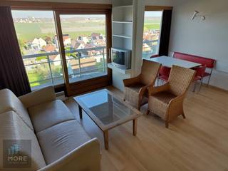 Budgetvriendelijk éénslaapkamerappartement met OPEN ZICHT in MULTI-EIGENDOM met parking (periode 2/10 tot 15/03):<br /><br />Indeling: inkomhal, keuken, woonkamer met eethoek, terras over de hele lengte van het appartement, slaapkamer, badkamer en toilet. De residentie zelf biedt meerdere extra faciliteiten voor bewoners: een privéstrand, twee overdekte zwembaden met douches & kleedkamers. Op wandelafstand van de zeedijk en het strand. De residentie is aangepast voor mindervaliden en heeft ook een conciërge ter plaatse. Fietsenstalling. Contacteer ons voor een vrijblijvend bezoek en oordeel zelf!<br /><br /><strong>Interesse in een langere periode ? Contacteer ons om eventuele combinatiemogelijkheden met andere multi-eigendommen te bespreken.</strong><br /><br /><span><strong>Tekoopstelling onder voorwaarden; Zie www.more.be, "bijlagen" en onder voorbehoud van beschikbaarheid.</strong></span>