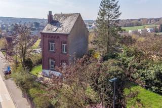 <p><strong>Century21ImmoNero stelt voor:</strong></p><p>BOD DOEN VANAF 289.000 €:</p><p>VERKOOPSPROCEDURE: U kan een bod uitbrengen aan minimum de vraagprijs onder gesloten enveloppe zonder opschortende voorwaarden. Enkel bods uitgebracht voor 30 juli 2026 12H op kantoor ImmoNero op een biedingsformulier van ImmoNero worden weerhouden.</p><p>Voor bijkomende info of een bezoek kan u ons kantoor contacteren.</p><p>Uitstekend gelegen, op wandelafstand van centrum en genietend van een mooi en oninneembaar uitzicht biedt deze te renoveren woning op een terrein van 12A : Kelder25m²; <br />Gelijkvloers: Inkom met trap en WC, Living 16m²+ Keuken 13m² Veranda 8m². <br />Verdieping : 2 ruime slaapkamers van 16m² en 13m² en een badkamer. <br />Ruime zolder waar nog 2 extra slaapkamers kunnen worden gerealiseerd.</p><p>OPM: er rust een herstelvordering op deze woning betreffende  Dakconstructie  is aangetast door houtworm, Vochtschade in dak of plafonds, muren en kelders, Onvoldoende rookmelders: deze zaken dienen hersteld te worden door de koper.</p><p>U vindt hierover meer info op de website: www.jeiksesteenweg19.be<br /> </p>