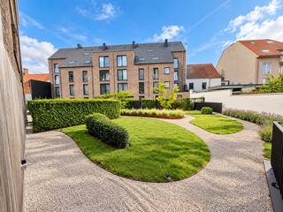 Op wandelafstand van de Grote markt van Roeselare en toch heel dicht bij de invalswegen, bevindt zich dit recente en energiezuinige appartement. Het appartement bevindt zich op de derde verdieping in de verzorgde residentie Hof ter Walle en kijkt uit op het gelijknamige Park v van de Walle.<br />Troeven van het appartement zijn:
<ul>
	<li>Een zeer centrale ligging: zeer dicht bij het centrum, dicht bij de invalswegen, cultureel centrum De Spil, winkels, scholen</li>
	<li>Hedendaags wooncomfort met bewoonbare oppervlakte van 92m²</li>
	<li>Recente oplevering : 2021</li>
	<li>Zeer gunstige energie score: <strong>EPC 74 kWh/m2 E-Peil 31 (A-Label)</strong></li>
	<li>Westgericht terras van 11 m²: middag en avondzon met zicht op Park van de Walle</li>
	<li>Een zeer grote zolderruimte 45m²</li>
	<li>Ventilatiesysteem D</li>
	<li>Ondergrondse parkeerplaats verplicht aan te kopen voor 28 000 euro</li>
</ul>
Bij het binnenkomen in het ruime appartement  valt meteen de aangename lichtinval op, de grote raam partijen zorgen voor veel natuurlijk licht. Er is direct contact met het zonnige terras van 11 m². Het terras is west gericht, waardoor je er optimaal kunt genieten van de middag -en avondzon met zicht op het Park Vandewalle.<br /> De leefruimte bestaat uit een gezellige zithoek en eetplaats en werd afgewerkt met stijlvolle vloer in naturel eikparket. Aansluiten op de leefruimte bevindt zicht de volledig geïnstalleerde open keuken met eiland. De keuken beschikt onder meer over een iductiekookplaat en veel kastruimte. Een troef van de keuken is absoluut  het duurzaam, krasbestendig composiet werkblad.<br /><br />Verder beschikt het appartement over twee volwaardige slaapkamers, een praktische berging/wasplaats en een nachthal met afzonderlijk toilet. De moderne badkamer is uitgerust met een ruime inloopdouche en dubbele wastafel en sluit perfect aan bij het hedendaagse karakter van de woning. Er is extra kastruimte in de badkamer door een handige kolomkast, naast het badkamermeubel.<br /><br />KOOP DEZE TOPPER RECHTSTREEKS VAN DE EIGENAARS!<br /><br />0488/29.72.26 of oghekiere@gmail.com<br /><br />DIT APPARTEMENT WORDT VERKOCHT ZONDER VASTGOEDMAKELAAR!<br /><br />Ook beslist om uw eigendom te verkopen? Bespaar de makelaar dankzij onze reeds bewezen succesformule.