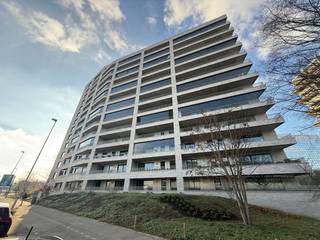 Recent nieuwbouwappartement in Residentie Louise Marie op een supercentrale ligging vlakbij winkels, openbaar vervoer, verbindingswegen. Verkoop onder registratie.<br /><br />Indeling van het appartement:<br />Inkomhal met afzonderlijk gastentoilet.<br />Ruime living op parket +/- 30 m². <br />Open ingerichte keuken voorzien van kasten en toestellen.<br />Slaapkamer 1: +/-  10 m² op parket.<br />Slaapkamer 2: +/-  9,5 m² op parket.<br />Badkamer: ingerichte met dubbele wastafel met meubel, inloopdouche.<br />Terras grenzend aan de living: +/- 2,93 x 9,3 m.<br /><br />Ondergrondse autostaanplaats: afzonderlijk aan te kopen aan € 40.000.