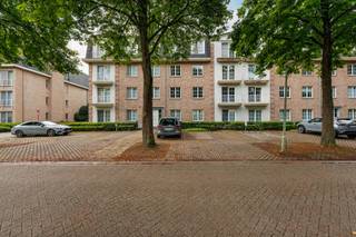 Ruim appartement met groot terras op aangename ligging.<br /><br />Indeling van het appartement:<br />Inkomhal met vestiaire, tegels, +/- 12 m².<br />Afzonderlijk toilet met handenwasser, tegels.<br />Living: +/- 50 m², parket.<br />Afzonderlijke keuken: +/- 15 m², kasten, tegels, keramisch kookfornuis, spoeltafel, frigo, granieten werkblad.<br />Berging: +/- 6 m², aansluiting wasmachine;<br />Slaapkamer 1: +/- 19 m², laminaat, balkon.<br />Slaapkamer 2: +/- 10 m², vast tapijt.<br />Slaapkamer 3: +/- 12 m², vast tapijt.<br />Badkamer 1: +/- 9 m², ligbad, dubbele lavabo met meubel, tegels.<br />Badkamer 2: +/- 9 m², douche, lavabo met meubel, toilet, tegels.<br /><br />Garagebox: afzonderlijk te koop aan € 32.500 (verplicht bij aan te kopen vermits 1 kadastraal nummer met appartement)<br />Individuele nutsvoorzieningen.