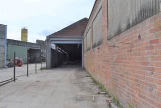 Dit magazijn is ingedeeld in verschillende units. Ideaal voor kleine ondernemers. Ook mogelijkheid tot het parkeren van caravans...-...