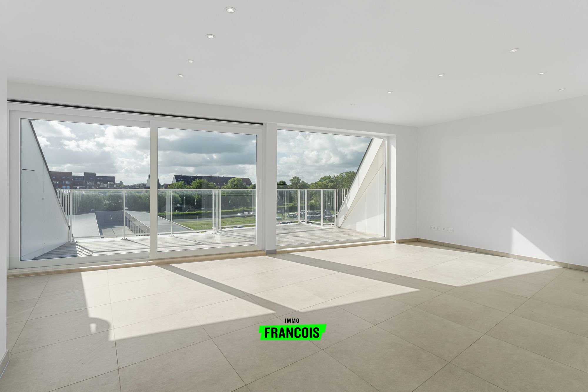 Ruime en lichtrijke duplex met groot terras en polyvalente kamer op toplocatie in Blankenberge - foto 2