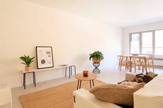 Gelijkvloers genieten met je eigen tuintje! Volledig gerenoveerd & instapklaarOp zoek naar een gezellige thuis waar comfort, stijl en een beetje groen samenkomen? Dit prachtig gerenoveerde gelijkvloerse appartement heeft alles in huis om je meteen thuis te voelen!De lichtrijke leefruimte sluit naadloos aan op de moderne, volledig vernieuwde open keuken. Een fijne, open ruimte waar koken, ontspannen en gezellig samenzijn centraal staan.Verder beschikt het appartement over één ruime slaapkamer en berging, een stijlvolle badkamer met moderne inloopdouche en een apart toilet. Alles werd volledig vernieuwd, zodat jij meteen kan genieten van hedendaags wooncomfort!Dé absolute troef? Je eigen privétuintje! Een heerlijk plekje om buiten te ontbijten, gezellig te aperitieven of gewoon even tot rust te komen. Een fijne extra buitenruimte die dit appartement nét dat tikkeltje bijzonder maakt!Modern, gezellig en 100% instapklaar. Hier hoef je alleen nog maar je meubels neer te zetten en te genieten!GARAGES APART TE KOOP🏡 KIJKDAG – ZATERDAG 24 OKTOBERBenieuwd of dit jouw nieuwe thuis wordt? Kom het zelf ontdekken tijdens onze kijkdag op zaterdag 24 oktober, tussen 10.00 en 13.00 uur.Bezoeken uitsluitend op afspraak!Reserveer jouw plekje via: britt@koosi.be of telefonisch op 0487 87 87 02Tot binnenkort?