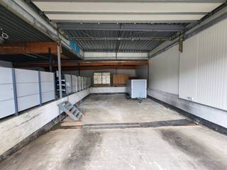 Veelzijdig magazijn/loods van 240 m² te huur in Veurne<br /><br />Zoekt u een praktische opslagruimte voor uw onderneming? Dit magazijn van 240 m² te Veurne biedt de ideale oplossing voor KMO's en zelfstandigen die op zoek zijn naar ruimte, toegankelijkheid.<br /><br />Troeven en afwerking:<br /><br />*Toegankelijkheid: Uitgerust met een dubbele automatische poort én een verzonken laadkaai voor optimaal comfort bij het laden en lossen.<br /><br />*Structuur: Een slimme 2-ledige indeling met zowel een standaard als een hoge nokhoogte, wat flexibele stapelmogelijkheden biedt.<br /><br />*Kwalitatieve basis: Duurzame betonvloer en reeds voorziene TL-verlichting.<br /><br />Financiële en praktische modaliteiten:<br /><br />*Beschikbaarheid: In overleg te bepalen.<br />*Onroerende Voorheffing:€ 87,50 / maand (ten laste van de huurder).<br />*Nutsvoorzieningen: Voorschot van € 40,00 / maand.<br />*Btw-regime:Terbeschikkingstelling valt onder het btw-stelsel.<br /><br />Aarzel zeker niet om contact met ons op te nemen indien dit bedrijfsvastgoed te huur in Veurne u kan interesseren. We plannen met plezier een bezoek ter plaatse in.