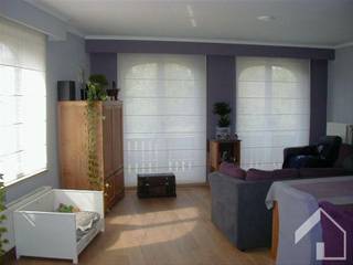 Gezellig en zeer licht hoekappartement op de 1ste verdieping met mooie woonkamer op parket, ingerichte keuken en badkamer, berging en 2...