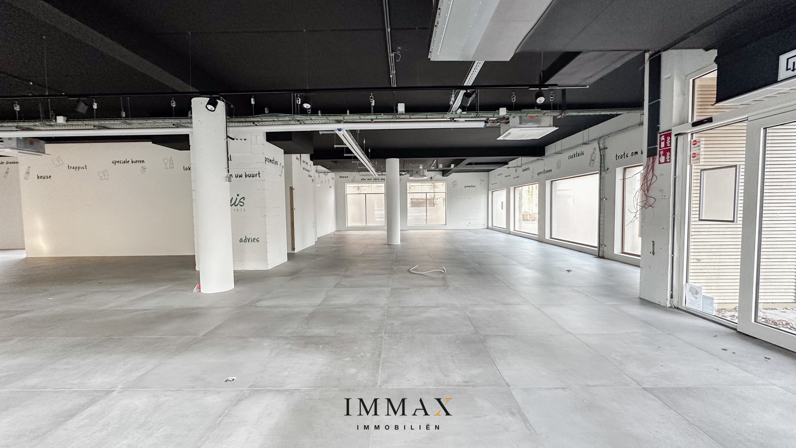 Centraal gelegen handelsgelijkvloers langs drukke weg (N43) - foto 4