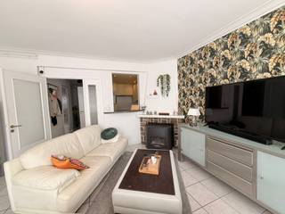 Bent u op zoek naar een comfortabel appartement aan de kust, ideaal als tweede verblijf, vaste woonst of investering? Dan is dit verzorgd appartement op de vierde en hoogste verdieping zeker een bezoek waard.<br /><br />Gelegen aan de achterzijde van de Zeedijk geniet u hier van een rustige ligging, terwijl het strand, de winkels, restaurants en het openbaar vervoer zich op wandelafstand bevinden. Dankzij de lift is het appartement bovendien vlot bereikbaar.<br /><br />Met een bruikbare oppervlakte van 55 m² beschikt het appartement over een praktische en doordachte indeling. De inkomhal geeft toegang tot een aangename en lichtrijke leefruimte met voldoende plaats voor een gezellige zit- en eethoek. De aansluitende keuken is functioneel ingericht en sluit naadloos aan op de woonkamer. Verder omvat het appartement een comfortabele slaapkamer met aansluitend een gesloten terras, een badkamer, een afzonderlijk toilet en een praktische berging.<br /><br />De ramen werden enkele jaren geleden volledig vernieuwd, wat bijdraagt aan het wooncomfort en de energiezuinigheid van het appartement. Daarnaast beschikt het appartement over een asbestveilig attest en een EPC-score van 255 kWh/m² per jaar.<br /><br />Dankzij de combinatie van een uitstekende ligging, een efficiënte indeling en de goede staat van onderhoud vormt dit appartement een ideale opportuniteit voor wie op zoek is naar een zorgeloze uitvalsbasis aan zee of een interessante investering.