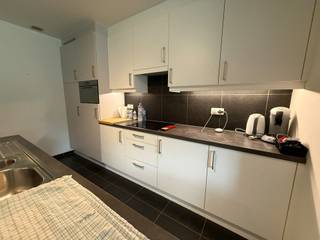 <p>Op een <strong>centrale en rustige ligging in Retie</strong>, op wandelafstand van winkels, horeca, scholen en andere voorzieningen, bevindt zich dit aangename <strong>gelijkvloers appartement</strong>.</p>
<p>Het appartement beschikt over:</p>
<ul>
<li>
<p><strong>2 slaapkamers</strong></p>
</li>
<li>
<p><strong>waarvan 1 kleine kamer</strong>, ideaal als <strong>bureau, dressing of hobbyruimte</strong></p>
</li>
<li>
<p>Badkamer met <strong>inloopdouche</strong></p>
</li>
<li>
<p>Gezellige <strong>open keuken</strong></p>
</li>
<li>
<p>Ruime en aangename leefruimte</p>
</li>
<li>
<p><strong>Terras met tuin</strong></p>
</li>
<li>
<p><strong>Garagebox</strong></p>
</li>
</ul>
<p>Dankzij de gelijkvloerse ligging en de combinatie van een terras, tuin en garagebox is dit appartement een comfortabele woonst op een uitstekende locatie.</p>
<h3>Huurvoorwaarden</h3>
<p><strong>Huurprijs:</strong> € 850/maand<br /><strong>Gemeenschappelijke kosten:</strong> € 50/maand<br /><strong>Waarborg:</strong> 3 maanden<br /><strong>Beschikbaar vanaf:</strong> <strong>1 november</strong></p>
<p>📍 <strong>Sint-Martinusstraat 80 bus 0002, 2470 Retie</strong></p>
<p>Interesse? Neem gerust contact op voor meer informatie of een bezoek ter plaatse.</p>