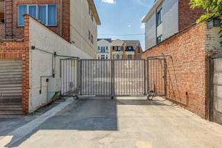 <p><span>In dit vernieuwde complex is deze afgesloten garagebox (51a) te koop, die beschikt over een nieuwe geïsoleerde sectionaalpoort. Met de eveneens nieuwe poortmotoren aan de straatkant en de camerabewaking, is dit complex zeer goed beveiligd. Dit jaar werd een nieuwe oprit aangelegd volgens de strengste normen. Alle boxen meten ongeveer ± 3,06 meter bij ± 4,97 meter. De maandelijkse algemene kosten belopen circa 3 euro per maand per box, incl. verzekering, elektriciteit en onderhoud.</span></p>