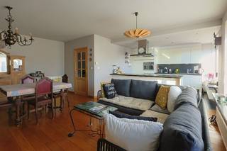 Dit ruim en lichtrijk appartement is ideaal geschikt voor diegene die op wandelafstand van het centrum wenst te wonen.<br />Dit appartement beschikt over een inkomhal, bezoekerstoilet, leefruimte met open keuken, ingerichte badkamer en twee slaapkamers met achteraan gelegen terras. <br />Aan opbergruimte geen gebrek met een kelderberging en een ruime fientsenstalling in het gebouw!<br /><br />Een absolute troef van dit appartement is de aanwezigheid van een lift die u moeiteloos van de kelderverdieping tot de tweede verdieping brengt.<br /><br />Het gebouw werd in 2010 gerenoveerd en is instapklaar. Momenteel ingericht als twee slaapkamerappartement, maar in principe drie kamers mogelijk afhankelijk volgens de behoeftes van de koper.  Er is géén garage beschikbaar, maar huidige eigenaar huurt garage dichtbij in de buurt en deze kan eventueel overgenomen worden. <br /><br />Kortom, dit appartement is niet alleen ideaal om zelf in te wonen, maar vormt dankzij de schitterende ligging tegenover het centrum ook een uitstekende vastgoedinvestering!<br /><br />Voor meer inlichtingen of een bezoek, contacteer Stefanie op 0478/72.13.00 of via mail stefanie@vastgoedbrowaeys.be.