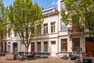 In een charmante, historisch verankerde omgeving bevindt zich deze karaktervolle herenwoning, daterend van omstreeks 1890. Achter de statige gevel schuilt een woning met een ziel, waar authentieke elementen en tijdloze elegantie harmonieus samenkomen.

Bij het betreden van de woning wordt u verwelkomd in een sfeervolle leefruimte die naadloos overgaat in de eetkamer en aansluitende keuken. De hoge plafonds en bewaarde details getuigen van het rijke verleden en bieden een unieke basis voor wie op zoek is naar een woning met karakter.

De woning beschikt over vier volwaardige slaapkamers en één badkamer, wat haar uitermate geschikt maakt voor gezinnen of wie ruimte wenst te combineren met een stijlvolle woonomgeving. Daarnaast is de woning volledig onderkelderd, met circa 40 m² aan stahoogte, wat tal van mogelijkheden biedt voor stockage, hobbyruimte of verdere invulling naar wens.

Achteraan bevindt zich een aangename stadstuin van ongeveer 50 m², een rustige buitenruimte waar u in alle privacy kan genieten.

Deze eigendom biedt een uitzonderlijke opportuniteit voor liefhebbers van authentieke architectuur die niet terugschrikken voor een renovatie. Met de juiste zorg en aandacht kan deze herenwoning opnieuw uitgroeien tot een prachtige residentie waarin verleden en hedendaags comfort elkaar versterken.

Een unieke kans voor wie op zoek is naar een woning met karakter, potentieel en een verhaal.