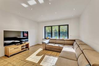 <p>Voor een bezoek bel 054/69 39 36 - Op een strategische uitvalsbasis nabij Ninove bevindt zich deze <strong>verder af te werken woning met veel potentieel</strong>. Het centrum van Ninove bereikt u op slechts 5 minuten rijden, terwijl de woning gelegen is langs de verbindingsweg richting Halle en Brussel, wat zorgt voor een <strong>vlotte bereikbaarheid</strong>. De woning werd reeds deels gerenoveerd en is <strong>momenteel instapklaar</strong>, maar biedt nog tal van mogelijkheden om verder te moderniseren en energetisch te optimaliseren naar de hedendaagse normen. Het gelijkvloers omvat een inkomhal, een ruime en lichtrijke living met salon en eetplaats, een bureau (ideaal voor thuiswerk), een leefkeuken, een berging/wasplaats, een apart toilet en een garage. Op de eerste verdieping bevinden zich een nachthal, een badkamer en <strong>twee slaapkamers</strong>. Via een vaste trap bereikt men het <strong>zolderverdiep, waar nog twee extra kamers kunnen ingericht worden</strong>. Verder beschikt de woning over een ruime oprit en een onderhoudsvriendelijke betegelde voortuin. CV op stookolie - Buitenschrijnwerk in hout met enkele beglazing en aluminium met dubbele beglazing - Dak met pannen - <strong>Elektriciteit conform</strong>.</p>