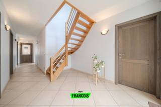 Volledig uitgeruste woonst met loods (650 m²) op een perceel van 1.816m² te Diksmuide.De woonst omvat op de gelijkvloerse verdieping een ruime...