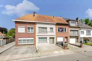 <p><span>Op zoek naar een ruime en goed onderhouden woning in Aalst? Dan is deze instapklare gezinswoning beslist een bezoek waard!</span></p><p><span> </span></p><p><span>Bij het betreden van de woning komt u terecht in een ruime inkomhal die toegang biedt tot de gezellige leefruimte met eetplaats. De open, ingerichte keuken vormt het hart van de woning en sluit naadloos aan op de leefruimte. Verder beschikt het gelijkvloers over een praktische berging/wasplaats en een vernieuwde badkamer uitgerust met een douche, dubbele lavabo en toilet.</span></p><p><span> </span></p><p><span>Op de eerste verdieping bevinden zich drie volwaardige slaapkamers. Via een vaste trap bereikt u de zolderverdieping, die kan gebruikt worden als ruime master bedroom, hobbyruimte of thuisbureau.</span></p><p><span> </span></p><p><span>Achteraan geniet u van een aangename terrastuin met extra berging, ideaal voor fietsen, tuinmateriaal of extra opslagruimte. Een bijkomende troef is de private oprit voor de woning, waardoor u steeds over 2 parkeerplaatsen beschikt.</span></p><p><span> </span></p><p><span>De woning werd de voorbije jaren bovendien grondig vernieuwd met onder meer dubbele beglazing en een nieuw, geïsoleerd dak voorzien van Velux-ramen, wat bijdraagt aan een optimaal wooncomfort en een energiezuinig karakter.</span></p><p><span> </span></p><p><span>Kortom: een ruime, instapklare woning met tal van mogelijkheden, gelegen op een vlot bereikbare locatie in Aalst.</span></p><p><span> </span></p><p><span>Voor meer informatie en/of een bezoek, contacteert u Sébastien van Immo Zone op het nummer 0486/ 41. 85. 66.</span></p><p><span> </span></p>