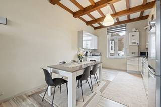 À VENDRE À GAND !<br /><br />Ce bâtiment de caractère, situé dans un endroit pratique et facilement accessible, combine un local commercial au rez-de-chaussée et une spacieuse maison familiale à l'étage. Idéal pour ceux qui souhaitent allier vie privée et vie professionnelle, ou pour les investisseurs à la recherche d'un bien immobilier à fort potentiel.<br /><br />Aménagement :<br /><br />Rez-de-chaussée : espace commercial avec entrée séparée - parfait pour un magasin, un bureau ou un cabinet.<br />Premier étage : espace de vie lumineux avec salon confortable, salle à manger et cuisine équipée.<br />Deuxième étage : 4 chambres spacieuses et une salle de bains très spacieuse.<br /><br />Que vous rêviez d'une maison avec votre propre entreprise, d'un bureau avec logement ou d'un investissement intéressant, cette propriété offre une occasion unique de réaliser vos projets.<br /><br />Intéressé ? Contactez Ilhan au 04 89 27 20 72 pour plus d'informations ou pour une visite – découvrez par vous-même le charme et les possibilités de cette propriété polyvalente !