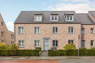 INDELING1STE VERDIEPINGInkomhal met ingemaakte kasten. Toiletruimte met wastafel.Badkamer met dubbel badkamermeubel, douchecel en ligbad...