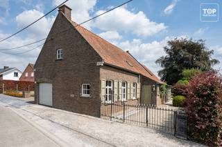 <div>Deze woning is rustig gelegen op korte afstand van het centrum, met winkels, scholen en andere voorzieningen binnen handbereik. Ook de verbinding naar Izegem en de omliggende gemeenten is uitstekend.<br /><br />Via de inkomhal met apart gastentoilet kom je binnen in de ruime en lichtrijke leefruimte, die rechtstreeks aansluit op de keuken. Op het gelijkvloers bevinden zich daarnaast twee ruime slaapkamers, een badkamer, een aparte douchekamer, een extra toilet en een garage.<br /><br />De woning beschikt ook over een kelder, ideaal als extra bergruimte.<br /><br />Via een vaste trap bereik je de ruime zolder. Deze biedt nog heel wat mogelijkheden om extra slaapkamers, een bureau, hobbyruimte of polyvalente ruimte in te richten.<br /><br />Een absolute troef is de prachtige en ruime tuin. Achteraan sluit het perceel aan op een eigen stukje bos, dat uitkijkt op de achterliggende landbouwgronden. Hierdoor geniet je van veel rust, privacy en een uitzonderlijk groen en open uitzicht.<br /><br />Een woning met veel ruimte, potentieel en een unieke ligging voor wie houdt van rust en groen.<br /><br />Beschikbaar bij akte!<br /><br />Contacteer Top Vastgoed voor meer informatie of een bezoek via 0475 70 07 00.</div>
<p>Beschikbaar bij akte!</p>
<p><span>Contacteer Top Vastgoed voor meer informatie of een bezoek via 0475 70 07 00.</span></p>