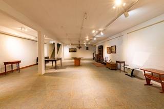 Dit handelspand van +/-178m² bestaat uit een gelijkvloers van +/-33m² met een commerciële kelder van +/-145m² en is gelegen in de...