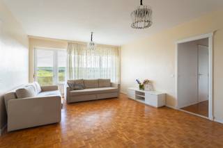 Dit aangename appartement bevindt zich op Linkeroever, waar wonen in een rustige en groene omgeving perfect samengaat met een goede bereikbaarheid van Antwerpen-centrum. In de nabije omgeving vindt u winkels, scholen, horecazaken en verschillende recreatiemogelijkheden. Ook de Schelde, de wandel- en fietsdijk en het strand van Sint-Anneke bevinden zich op wandelafstand. Dankzij het openbaar vervoer en de vlotte verbindingen zijn ook het stadscentrum en de belangrijkste invalswegen gemakkelijk bereikbaar.<br /><br />Gelegen op de negende verdieping van een verzorgd gebouw, biedt dit appartement een comfortabele woonomgeving met twee slaapkamers en een aangenaam terras.<br /><br />De ruime leefruimte beschikt over een parketvloer en grote raampartijen die zorgen voor een aangename hoeveelheid daglicht. Aansluitend bevinden zich de eetkamer en de keuken. Vanuit deze ruimtes heeft u rechtstreeks toegang tot het ruime terras aan de voorzijde van het gebouw. Beide slaapkamers zijn praktisch ingericht en bieden eveneens toegang tot het terras. De badkamer beschikt over een ligbad met douche en een lavabo.<br /><br />Extra troeven:<br />- Twee slaapkamers<br />- Lichtrijke leefruimte met parketvloer<br />- Beide slaapkamers met toegang tot het terras<br />- Nabij de Schelde en het strand van Sint-Anneke<br />- Goede verbinding met het centrum van Antwerpen<br />- Elektrische installatie conform