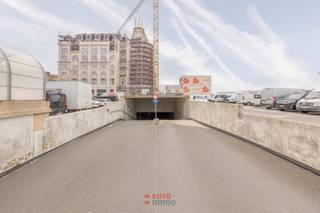 Gesloten garagebox te huur in het centraal gelegen garagecomplex Hendrikaplein te Nieuwpoort-Bad op verdieping -2.Afmetingen: - diepte = 5.40 m-...