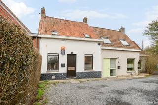 <u><strong>Gezellige woning met tuin nabij het Preshoekbos</strong></u><br /><br />Deze woning is ideaal voor wie houdt van rust, groen en een vlotte bereikbaarheid. Gelegen op een rustige locatie, pal aan de ingang van het Preshoekbos, geniet je hier elke dag van natuur en ontspanning.<br /><br /><u>Indeling als volgt:</u><br /><em>Gelijkvloers: </em>Woonkamer met eetkamer en open keuken, badkamer met toilet en douche, wasplaats en berging. <br /><em>1e verdiep: </em>2 Slaapkamers en 1 bureauruimte of babykamer. <br /><em>2e verdiep:</em> Zolder (ideaal als extra bergruimte). <br /><em>Tuin:  </em>De tuin bevindt zich op ongeveer 50 meter van de woning, richting de ingang van het Preshoekbos, en ligt net voor het bos zelf. Een unieke plek om in alle rust te genieten van het groen en de natuur rondom<br /><br /><strong>Pluspunten: </strong> <br /><strong>+</strong> Rustige ligging in doodlopende straat; <br /><strong>+</strong> 2 parkeerplaatsen voor de woning;<br /><strong>+</strong> Woning en tuin aan ingang preshoekbos;<br /><strong>+ </strong>Dichtbij invalswegen <br /><br />EPC 805 kWh/m² UC3811789<br /><br />Vginaanvr. – WgLK – Gmo – Gvkr – GVv<br /><br />Een woning met een uitzonderlijke ligging, perfect voor wie graag buiten leeft maar toch vlot bereikbaar wil blijven.<br />Benieuwd naar dit pand of een andere eigendom? www.coventa.be – 051 222 051<br /> 