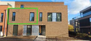 Welkom in dit moderne nieuwbouwappartement gelegen in Maasmechelen, een uitstekende keuze voor wie op zoek is naar eigentijds wooncomfort...