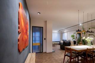 Gerenoveerde halfopen bebouwing met uniek geisoleerd magazijn van 100m² op een perceel van 1003m².Instapklare, charmante woning met EPC score C. De...