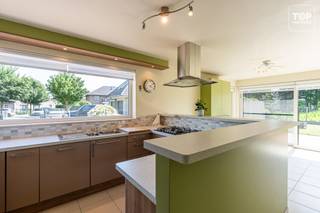 <p><span>Op het einde van een rustige doodlopende straat, in een aangename residentiële woonwijk, bevindt zich deze instapklare alleenstaande woning.<br /><br />Hier geniet u van een uitzonderlijk rustige ligging met een prachtig open zicht over de achterliggende velden, terwijl de R4 zich op slechts enkele minuten bevindt en zorgt voor een vlotte verbinding.</span></p>
<p><span>Binnenin valt meteen de ruime en lichtrijke leefruimte met open keuken op, waar grote raampartijen zorgen voor een overvloed aan natuurlijk licht en een mooi contact met de tuin. </span></p>
<p><span>De woning beschikt over drie slaapkamers en een comfortabele badkamer die uitgerust is met zowel een ligbad als een douche. <br /><br />Daarnaast biedt de zolder heel wat extra bergruimte en mogelijkheden, terwijl de inpandige garage zorgt voor extra comfort en praktisch gebruiksgemak.</span></p>
<p><span>De zonnige tuin vormt een absolute troef. Dankzij de gunstige oriëntatie en het vrije uitzicht over de velden geniet u hier in alle rust en privacy van het buitenleven.</span></p>
<p><span>Bent u op zoek naar een instapklare gezinswoning die rust, ruimte en een uitstekende bereikbaarheid combineert? <br /><br /></span><span>Bel Top Vastgoed op 0475 700 700 voor een bezoek.</span></p>