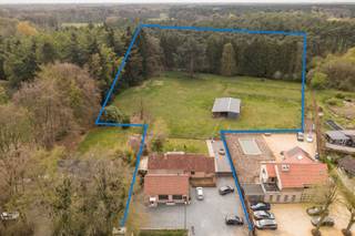 GELIJKVLOERSInkomhal 18m² op kerkdal met vestiairekast, gastentoilet en handenwasser.Woonkamer 42m² op kerkdal via grote schuifraam toegang tot...