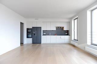 gelegen in de tweede toren van de torens Westkaai op de 7 de verdieping west gericht met zicht op De Schelde en haven ruim 2 slaapkamer appartement van 103 m² + 12 m² terras (west) indeling : inkomhal met apart toilet en berging , living met open en volledig ingerichte keuken , aansluitend aan de living ,ruim terras , nachthal , 2 slaapkamers , badkamer met ligbad , douche , dubbele lavabo en toilet appartement is voorzien van parketvloeren ,zonneschermen aan de living
huurprijs appartement 1400 € gemeenschappelijke kosten 175 € nutvoorzieningen apart te betalen . Beschikbaar 1 augustus 2026