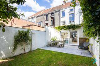 <p><span>Op een uitstekende locatie in Gentbrugge bevindt zich deze smaakvol gerenoveerde (2016) en instapklare gezinswoning, waar ruimte, licht en comfort perfect samenkomen.</span></p>
<p><span>Bij het betreden van de woning word je verwelkomd in een ruime, lichtrijke leefruimte met een volledig uitgeruste open keuken. De grote raampartijen zorgen voor een aangename lichtinval en creëren een gezelige sfeer. Op het gelijkvloers bevinden zich eveneens een apart gastentoilet en een gezellige stadstuin, de ideale plek om te ontspannen.</span></p>
<p><span>De eerste verdieping beschikt over een ruime slaapkamer en een stijlvolle, volledig geïnstalleerde badkamer. Op de tweede verdieping bevinden zich nog twee volwaardige slaapkamers. Eén ervan geeft via een en-suite verbinding toegang tot de ingerichte zolder, die perfect kan dienen als logeerkamer, bureau of hobbyruimte. Zo biedt de woning in totaal vier volwaardige slaapmogelijkheden.</span></p>
<p><span>Dankzij het gunstige EPC-label B geniet je bovendien van een energiezuinige woning met een laag energieverbruik.</span></p>
<p><span>Ook de ligging is een absolute troef. Scholen, winkels, openbaar vervoer en de op- en afritten van de autostrade bevinden zich in de onmiddellijke omgeving, waardoor je geniet van een uitstekende bereikbaarheid.<br /><br />Richtprijs: 465.000€<br /></span></p>
<p>Interesse? Neem contact op met Ruben via 0479/ 03 90 17 of ruben@cornelis-goeman.be.<br />Of via de website van Cornelis & Goeman. Wij ontvangen u graag voor een persoonlijke rondleiding.</p>