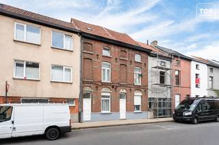 <p>De woning is gunstig gelegen, op een centrale en vlot bereikbare locatie in Gent. Winkels, scholen en andere dagelijkse voorzieningen bevinden zich op wandel- en fietsafstand. Ook het openbaar vervoer is goed bereikbaar.</p>
<p></p>
<p>Bij binnenkomst betreedt u de inkomhal, die toegang geeft tot de lichtrijke leefruimte. Aansluitend bevinden zich de keuken en de badkamer. Op de eerste verdieping zijn er twee volwaardige slaapkamers. De tweede verdieping biedt nog eens twee slaapkamers, waardoor de woning in totaal over vier slaapkamers beschikt.</p>
<p></p>
<p>Beschikbaar bij akte.</p>
<p>Contacteer Top Vastgoed voor een bezoek op 0475 700 700.</p>