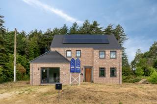 <strong>Nieuwbouwwoning op een perceel van 15a 89ca te koop in Tessenderlo</strong><br /><br />Op de Hommelbeek, een rustige straat nabij het centrum van Tessenderlo, vinden we deze recente nieuwbouwwoning uit 2024. De ligging nabij het centrum van Tessenderlo biedt heel wat voordelen: winkels, scholen, horeca en openbaar vervoer bevinden zich op fietsafstand. Op een steenworp van de woning bevindt zich natuurgebied Gerhagen, ideaal voor wie houdt van natuur en rust. <br /><br />We betreden de woning via de inkomhal met een apart gastentoilet. Via de inkomhal komen we binnen in de ruime en lichtrijke leefruimte (11,62m²) met open keuken (41,44m²). De keuken is uitgerust met een kookvuur met dampkap, een microgolf, een oven, een vaatwasser, een koelkast en een wijnkoeler. Achter de keuken is er een handige berging met aansluiting voor een wasmachine en droogkast.<br /><br />Aan de voorzijde in de woning bevindt zich een praktijkruimte (26,18m²) die extra mogelijkheden biedt. De praktijkruimte is voorzien van een aparte ingang.<br /><br />Op de eerste verdieping zijn er drie ruime slaapkamers (13,12m², 9,38m² en 15,36m²), waarvan de masterbedroom voorzien is van een dressing (8,72m²). De badkamer is voorzien van een bad, een douche, een dubbele lavabo en een tweede toilet. <br /><br />Er is een vaste trap naar de zolderverdieping (37,81m²) die nog heel wat extra mogelijkheden biedt. <br /><br />De tuin is west georiënteerd en heeft een prachtig groen zicht wat zorgt voor een extra rustgevend gevoel. Verder bestaat de tuin uit 496m² aan bos, ideaal voor natuurliefhebbers.<br /><br />De centrale verwarming gebeurt via vloerverwarming op aardgas. Er zijn 14 zonnepanelen met een totaal vermogen van 5.600 Wattpiek. De berekende energiescore bedraagt 25 kWh/m²jaar wat resulteert in een energiezuinig label A.<br /><br />De woning wordt verkocht onder registratierechten!<br /><br />Spreekt deze gezinswoning jullie aan? Contacteer ons via info@bosmanvastgoed.be voor meer info of een bezoek ter plaatse. Wij helpen jullie graag verder!