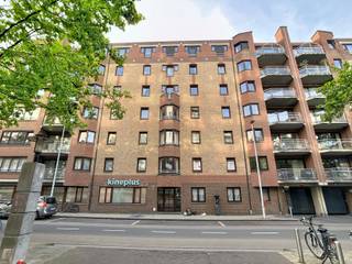 <p>This spacious 2-bedroom apartment for rent in the centre of Leuven is a pleasant place to live for those seeking comfortable living in an excellent location. The apartment immediately stands out thanks to its generous layout, pleasant natural light and central location. What's more, it has been completely repainted, giving the whole a fresh and well-kept feel.</p><p>Upon entering, you arrive in an entrance hall that gives access to the spacious living area, which enjoys plenty of natural daylight thanks to the large window sections. The pleasant floor space offers ample room for both a cosy seating area and a dining area. From the living area there is access to the terrace, a lovely outdoor space where you can relax or enjoy a quiet moment.</p><p>The apartment features two bedrooms. Both rooms offer ample space and can be flexibly arranged as a bedroom or workspace, depending on your living needs. There is also a bathroom with a separate toilet and a storage room.</p><p>Extra comfort is provided by the private cellar storage, ideal for storing bicycles, seasonal items or other things you don't need on a daily basis. The apartment also comes with a garage box, which must be taken for an additional €95.</p><p>The location is one of the greatest assets of this property. You live right in the centre of Leuven, with shops, restaurants, cafés, public transport and other everyday amenities close by. The central location is also particularly convenient for those who work or study in or around Leuven.</p><p>Are you looking for a spacious, light-filled apartment with 2 bedrooms, a terrace, garage box and cellar storage in the centre of Leuven? Then this apartment is certainly worth a visit. Request your viewing quickly via www.living-stone.be!</p>